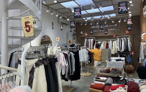 Thị trường thời trang H&#224; Nội ảm đạm s&#225;t ng&#224;y Black Friday 2025