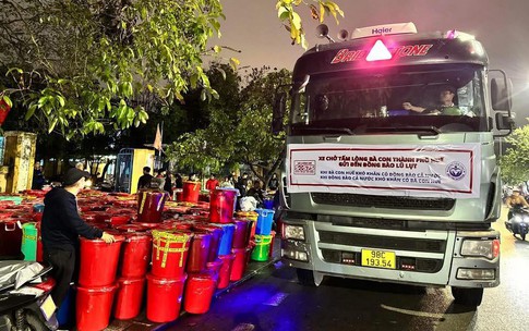 L&#253; do người Huế d&#249;ng th&#249;ng nhựa đựng h&#224;ng cứu trợ gửi b&#224; con v&#249;ng lũ