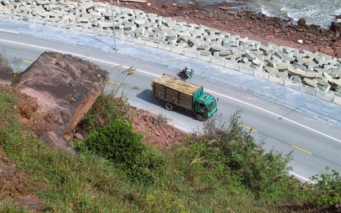 Nguy cơ sạt lở v&#225;ch n&#250;i Mộ Dạ, đe doạ tuyến đường ven biển Nghệ An