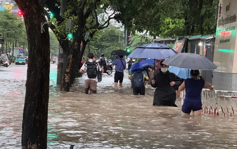 B&#227;o số 13 suy yếu th&#224;nh v&#249;ng &#225;p thấp, miền Trung hứng mưa lớn