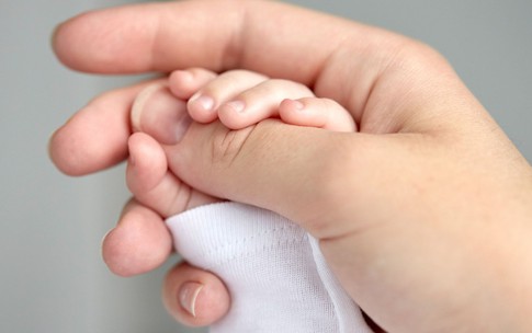 Cho con b&#250; sữa non ngay sau sinh l&#224; khởi đầu ho&#224;n hảo