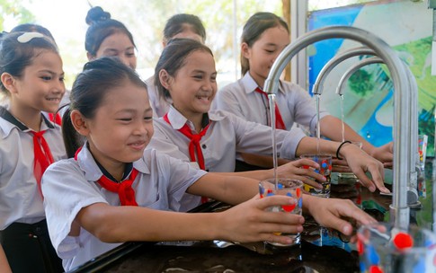 Trẻ em ở trường uống bao nhi&#234;u nước mỗi ng&#224;y l&#224; ph&#249; hợp?