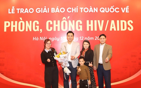 Đ&#244;ng đảo đại biểu dự Lễ tổng kết v&#224; trao giải &#39;Giải B&#225;o ch&#237; ph&#242;ng, chống HIV/AIDS&#39;