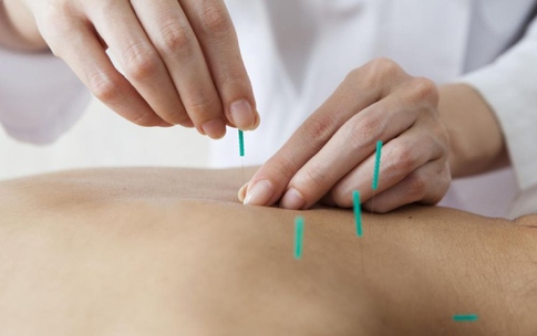 Ứng ph&#243; với đau xương khớp m&#249;a lạnh bằng Y học cổ truyền