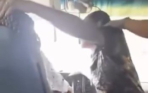 T&#224;i xế xe bu&#253;t bị h&#224;nh kh&#225;ch tấn c&#244;ng ngay l&#250;c đang chạy tr&#234;n quốc lộ