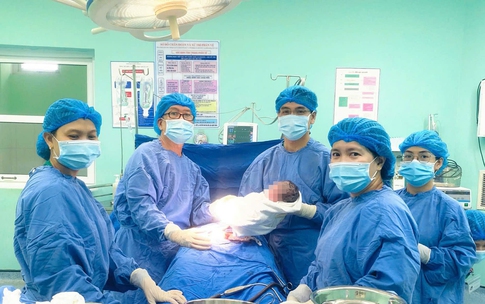 &#39;Căng thẳng&#39; ca mổ thai 34 tuần ng&#244;i ngang, sản phụ tiền sản giật nặng