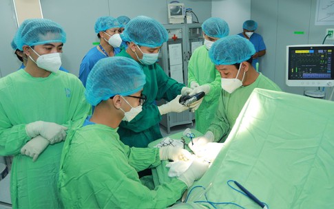 B&#225;c sĩ V&#245; Th&#225;i Trung, BVĐK B&#236;nh Dương kể về ca gh&#233;p tạm b&#224;n tay v&#224;o ch&#226;n hiếm gặp, cứu mẹ v&#224; hai thai nhi