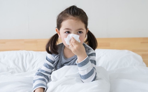 Trẻ nhỏ bị cảm lạnh nguy hiểm như n&#224;o?