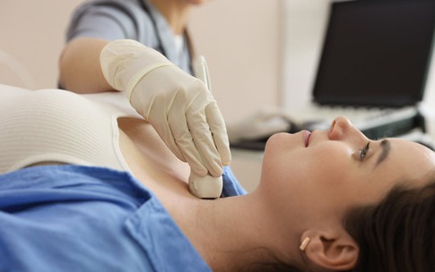 V&#236; sao ung thư tuyến gi&#225;p tăng nhanh ở người trẻ tuổi?