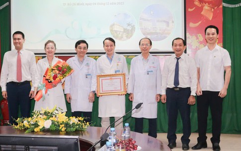 B&#237; thư Th&#224;nh ủy TPHCM Trần Lưu Quang gửi thư khen BS V&#245; Th&#225;i Trung v&#224; BVĐK B&#236;nh Dương