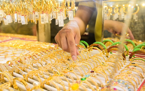 Gi&#225; v&#224;ng h&#244;m nay ng&#224;y 4/12 đồng loạt giảm rất mạnh