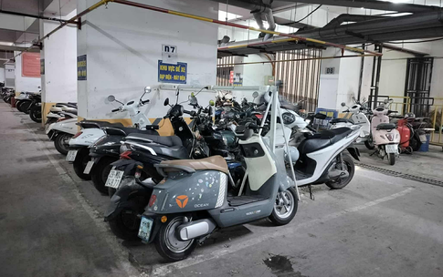 Phường chỉ đạo &#39;n&#243;ng&#39; vụ chung cư &#39;vạn d&#226;n&#39; ở H&#224; Nội th&#244;ng b&#225;o ngừng nhận tr&#244;ng xe điện dưới tầng hầm 