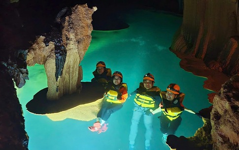 Qu&#225; tr&#236;nh h&#236;nh th&#224;nh lạ kỳ của cột thạch nhũ treo giữa hồ Lơ Lửng trong l&#242;ng hang Thung