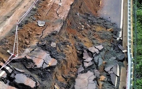 Kh&#225;nh H&#242;a c&#244;ng bố t&#236;nh huống khẩn cấp về thi&#234;n tai để khắc phục hư hỏng tại nhiều tuyến đường