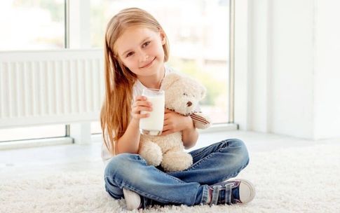 Uống sữa buổi tối sai c&#225;ch: Tưởng gi&#250;p con cao lớn nhưng lại l&#224; sai lầm số 1 g&#226;y hại răng