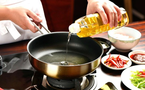 Lan truyền tin ‘dầu ăn độc hại hơn rượu’, chuyên gia nói gì?