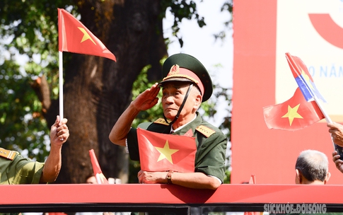 Những chứng nhân lịch sử rạng ngời trong đoàn xe diễu hành