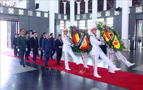Đo&#224;n c&#225;c địa phương v&#224;o viếng nguy&#234;n Chủ tịch nước Trần Đức Lương