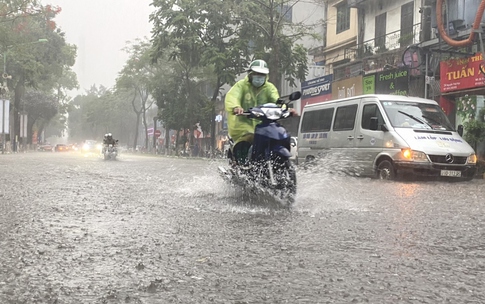 Cảnh báo mưa dông mạnh ở miền Bắc đêm nay sau nắng nóng thiêu đốt