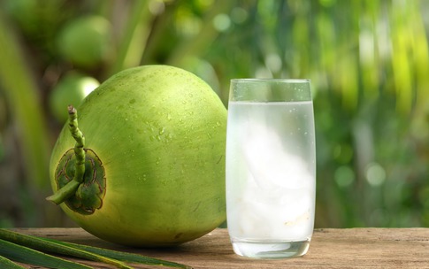 Ai không nên uống nước dừa