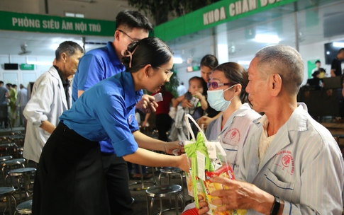 Bệnh viện Đa khoa TP Vinh lan tỏa yêu thương bằng âm nhạc và tri ân