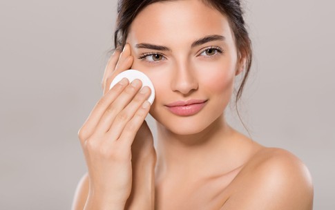 Tẩy trang đúng cách làm sạch da, ngừa mụn
