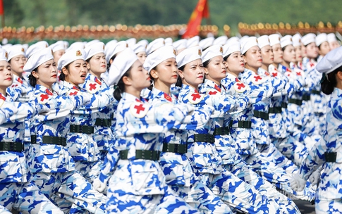 Khối nữ Quân y ‘khoe’ khí chất trong bộ quân phục rằn ri hiện đại