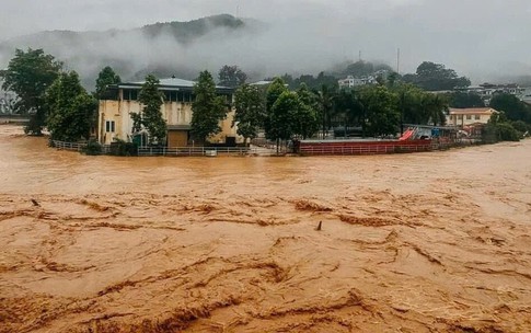 Khẩn cấp ứng phó với đợt thiên tai kép gồm gió bão và mưa kéo dài nhiều ngày