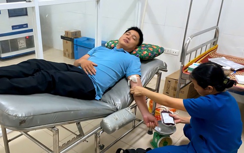 Nhân viên y tế hiến máu giúp sản phụ băng huyết qua cơn nguy kịch