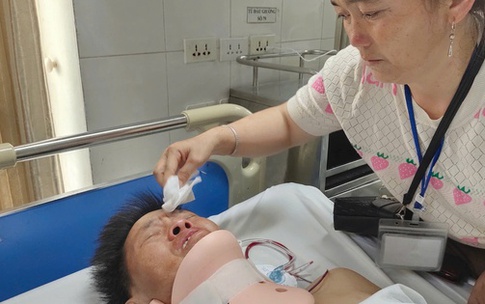 X&#243;t xa cảnh người đ&#224;n &#244;ng d&#226;n tộc M&#244;ng bị chấn thương cổ nặng sau tai nạn