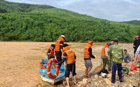 Giải cứu 5 người bị kẹt ở đập tràn gần 2 ngày do nước lũ dâng cao