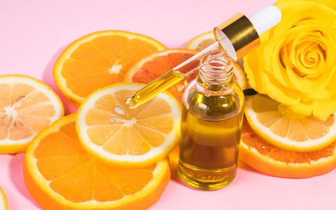 B&#244;i serum vitamin C buổi s&#225;ng c&#243; bị bắt nắng kh&#244;ng?