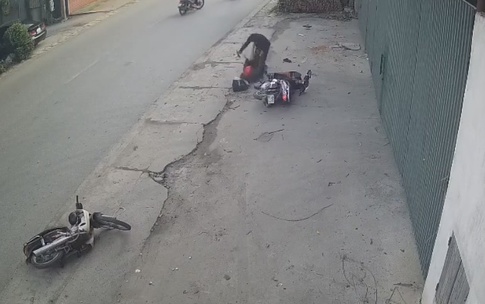 Ph&#225;t hiện bạn g&#225;i đi c&#249;ng người kh&#225;c, g&#227; đ&#224;n &#244;ng cầm dao truy s&#225;t t&#236;nh địch
