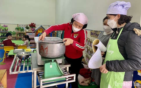 Phối hợp đồng bộ để bảo đảm an to&#224;n thực phẩm trong bữa ăn b&#225;n tr&#250; cho học sinh