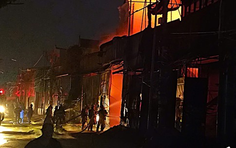 Cháy xưởng tranh ven sông ở Hà Nội, người bên trong kịp thời thoát nạn