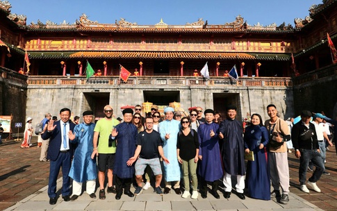 Du khách hào hứng tham quan di tích Huế, xem tái hiện lễ Ban sóc đầu năm mới