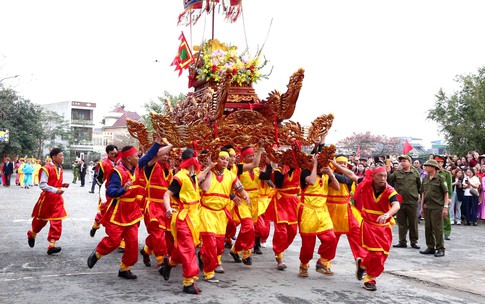 Mãn nhãn màn 'kiệu bay' tại lễ hội truyền thống Từ Lương Xâm 2026