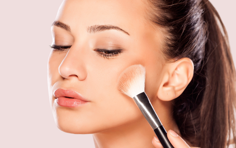 Mẹo trang điểm không bóng nhờn cho nữ văn phòng mùa nồm ẩm