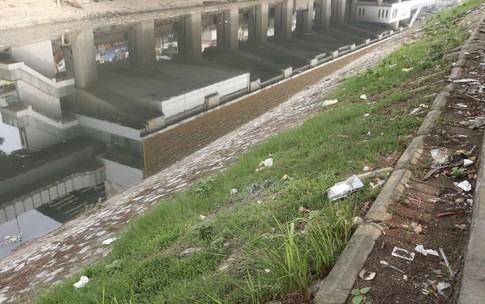 Tình trạng rác thải tái diễn trên sông Tô Lịch sau gần một năm cải tạo