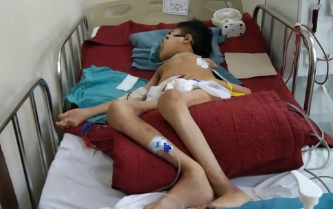 Con gái chống chọi bệnh hiểm nghèo gần một thập kỷ, gia đình ở Huế cầu mong sự giúp đỡ