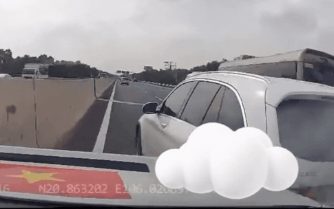 Video ô tô chuyển làn gây tai nạn liên hoàn trên cao tốc Hà Nội - Hải Phòng
