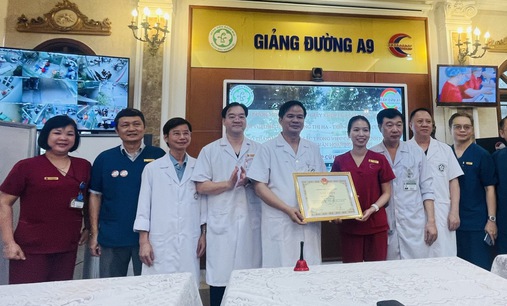 Nữ điều dưỡng A9 cấp cứu bệnh nh&#226;n ngoại viện run run khi nhận khen thưởng &#39;n&#243;ng&#39; 