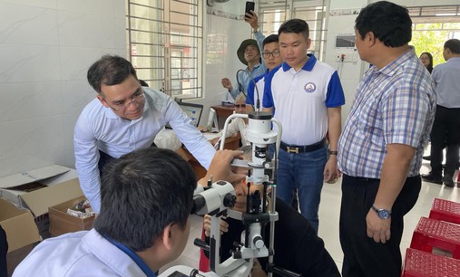Thầy thuốc mọi miền hội tụ kh&#225;m chữa bệnh, tặng qu&#224; cho 700 người d&#226;n Quảng Ng&#227;i