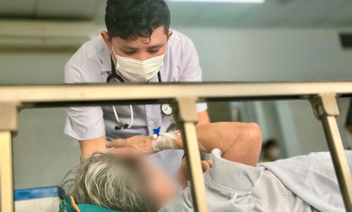 Cụ b&#224; l&#224;m vườn nguy kịch v&#236; vết đốt ở n&#225;ch