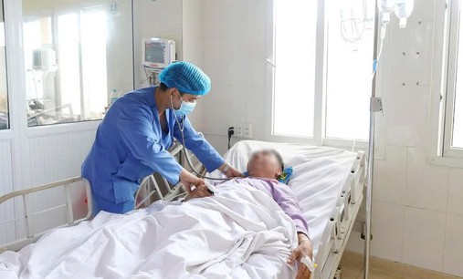 Cứu sống người đ&#224;n &#244;ng ph&#249; phổi cấp nguy kịch do suy tim thể nặng