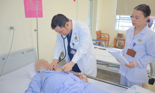 Cụ &#244;ng 80 tuổi cho&#225;ng, kh&#243; thở, ngất tại chỗ, b&#225;c sĩ ph&#225;t hiện bị hẹp kh&#237;t van động mạch chủ