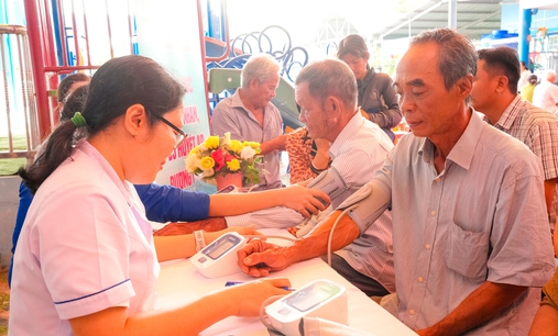 1000 người dân Cà Mau được tầm soát bệnh tim mạch, đái tháo đường và chăm sóc răng miệng miễn phí