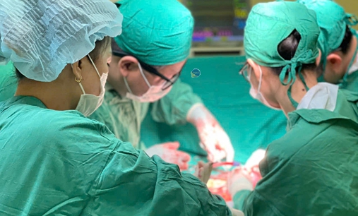 Bác sĩ Việt Nam cứu bệnh nhân Campuchia vượt 1.000 km tìm hy vọng sống