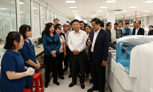 Ngày 9/12 lắp đặt hơn 300 giường tại cơ sở 2 Bệnh viện Bạch Mai, sẵn sàng phục vụ người bệnh