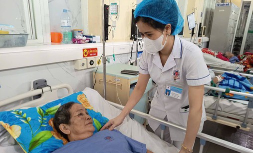 Cứu sống cụ bà bị hươu húc gãy 14 xương sườn